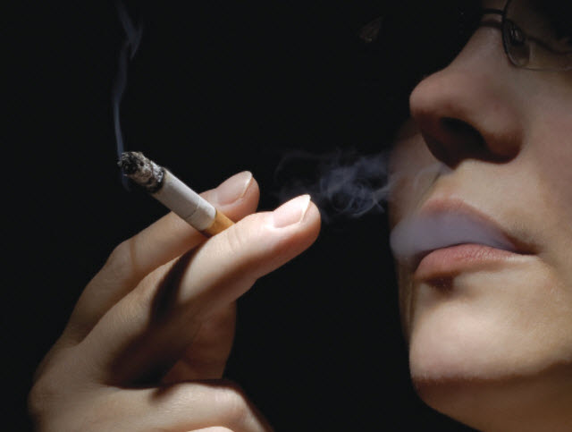 إقلاع النساء عن التدخين أكثر صعوبة!